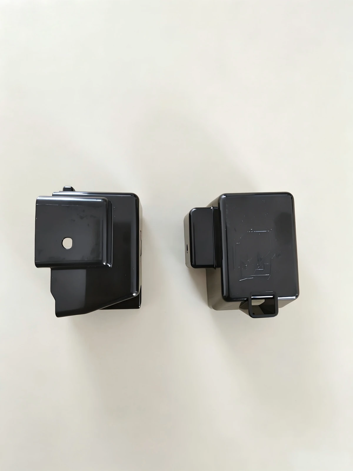 Refrigerator compressor housing made with halogen-free flame retardant PC